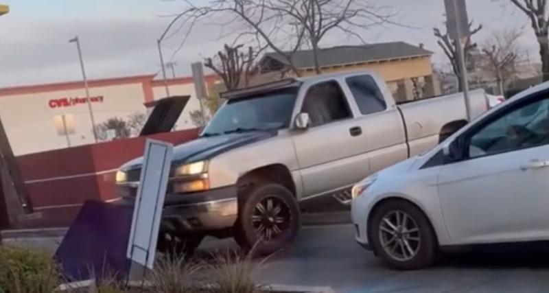  - VIDEO - Ce pick-up ne veut pas patienter au drive du fast-food, il passe en mode bulldozer pour quitter la file d'attente