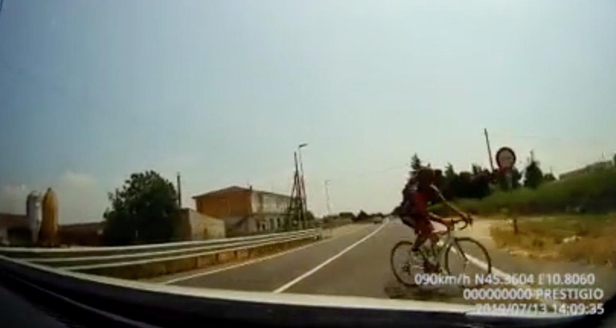 Ce cycliste joue à la roulette russe, il traverse une voie rapide quasiment à l'aveugle