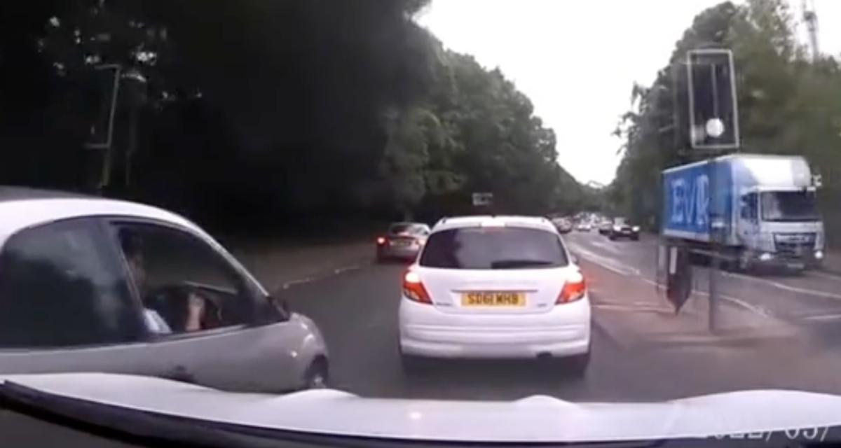 VIDEO - Cette voiture veut forcer le passage, ils s'y mettent à deux pour la bloquer