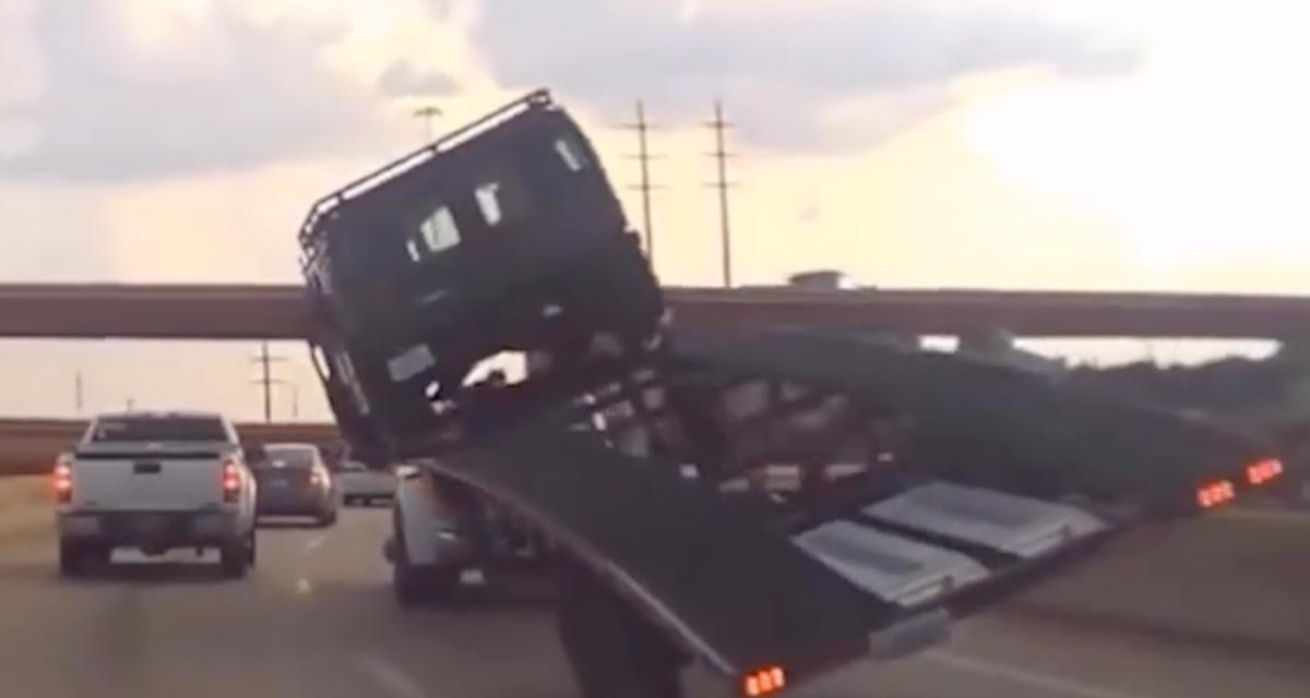 VIDEO - Cette remorque transporte un Hummer, mais le poids de ce dernier la fait basculer