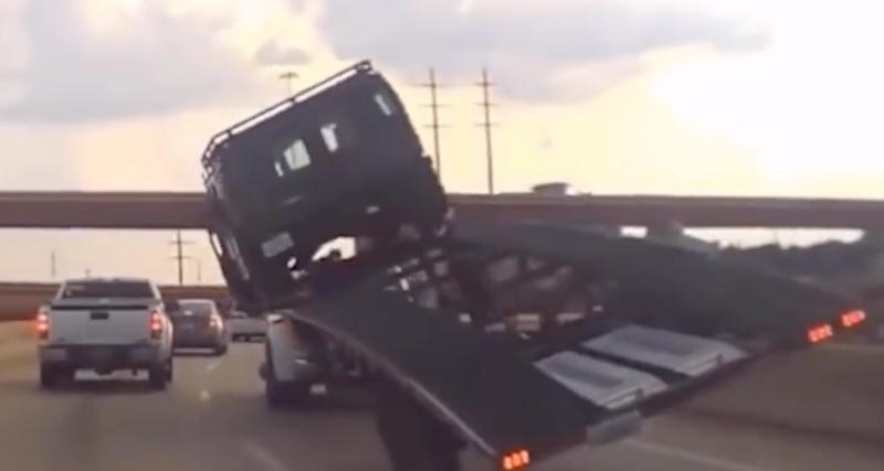 - VIDEO - Cette remorque transporte un Hummer, mais le poids de ce dernier la fait basculer