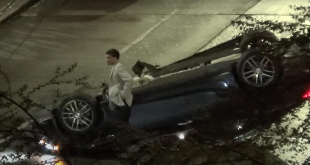 VIDEO - Il sort trop vite du tunnel, sa voiture se retourne au milieu de la route