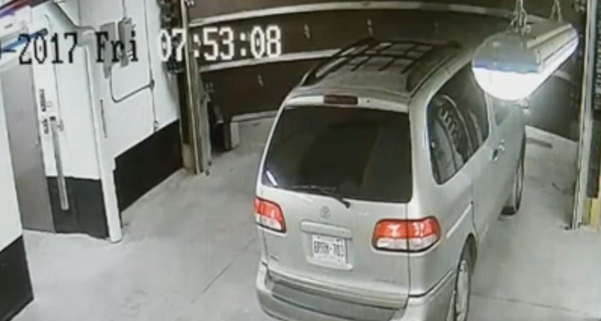 VIDEO - La porte du garage ne s'ouvre pas assez vite, le conducteur passe quand même