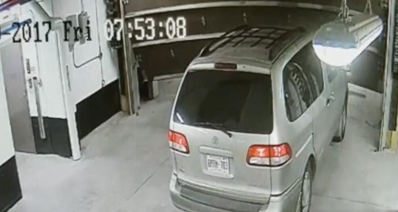  - VIDEO - La porte du garage ne s’ouvre pas assez vite, le conducteur passe quand même