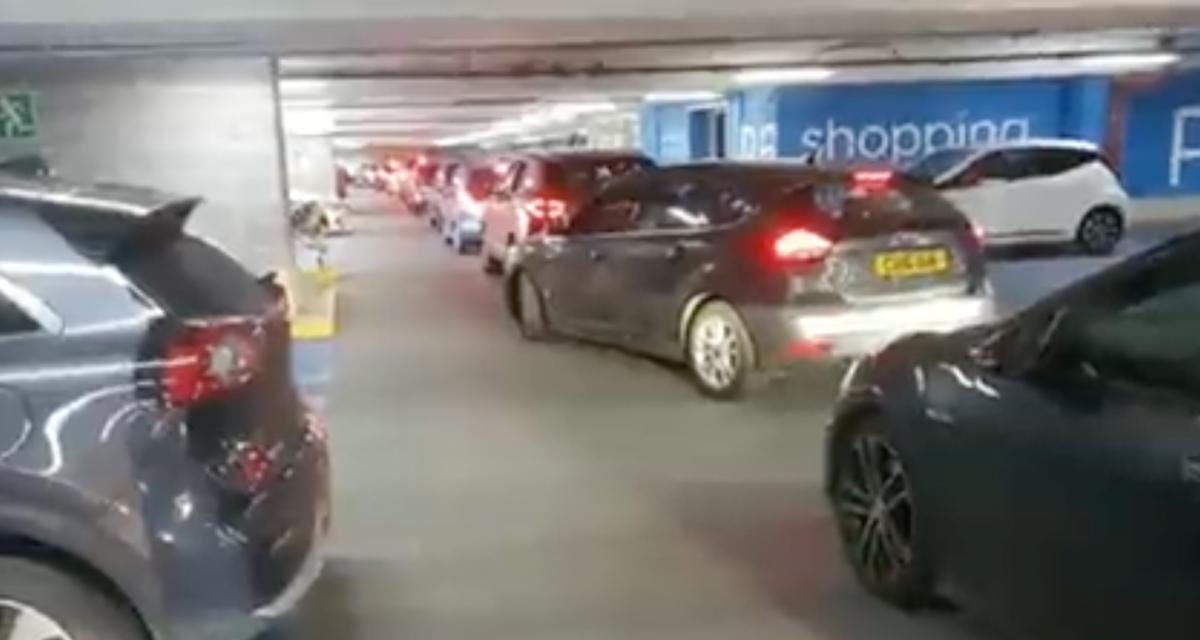 Embouteillage monstre dans le parking d'un centre commercial, tout ça à cause des feux rouges
