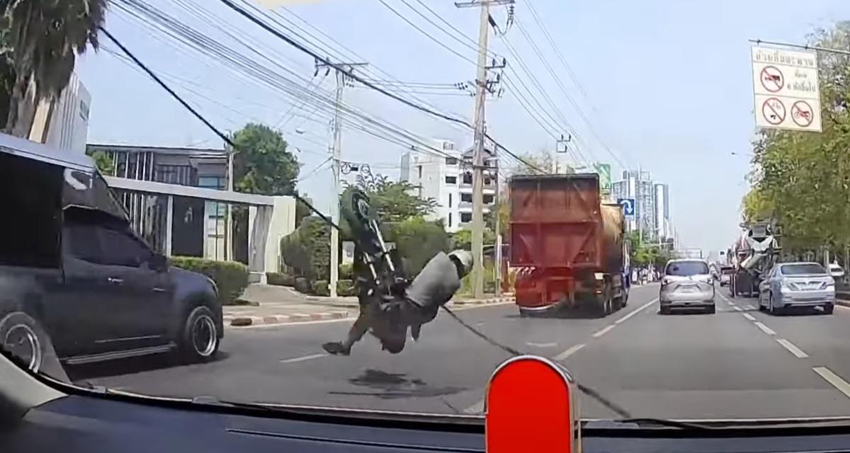 VIDEO - Le motard se retrouve à terre, la faute à un câble coupé au passage d'un camion