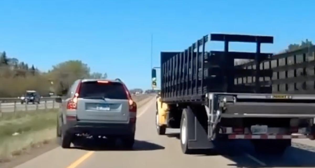 VIDEO - Cet automobiliste veut impressionner un camion, il finit dans le bas-côté