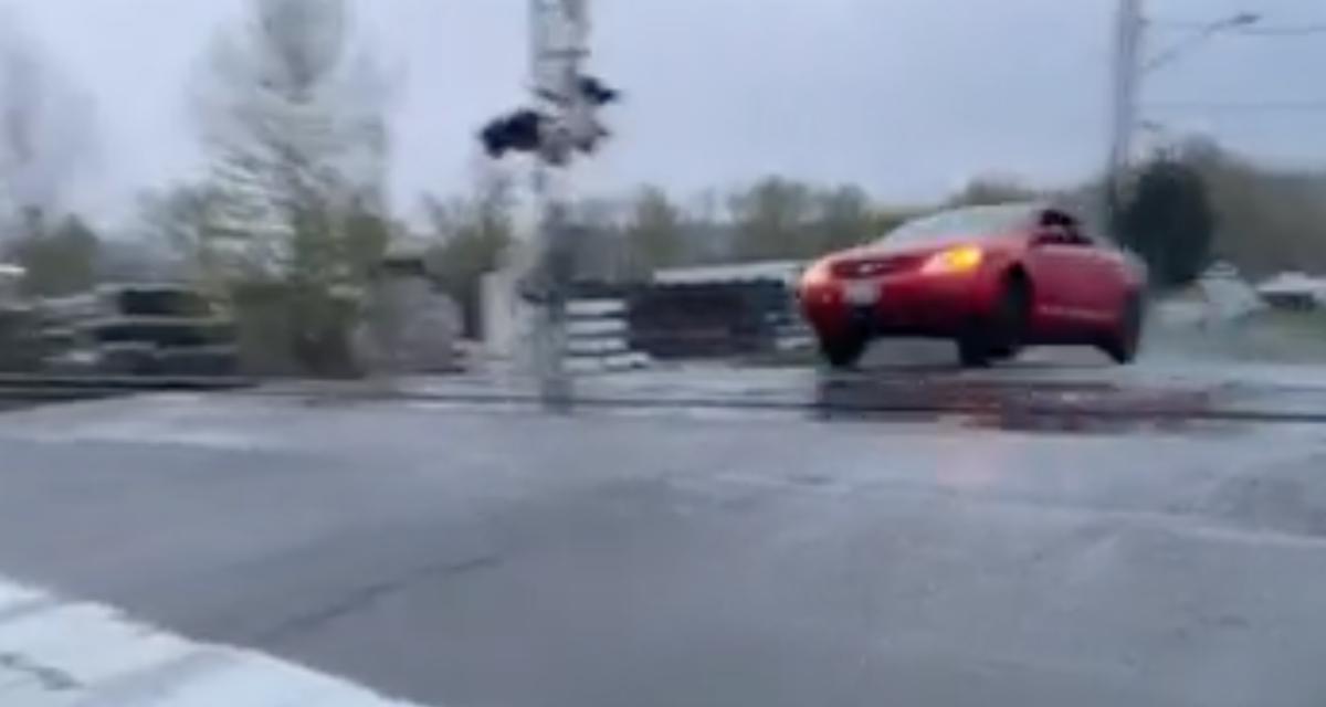 VIDEO - Il traverse le passage à niveau à toute allure, sa voiture n'apprécie guère
