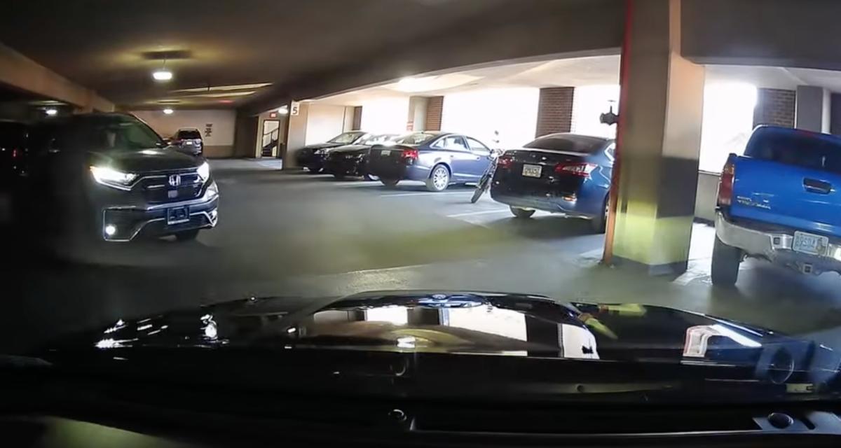 VIDEO - Une voiture lui arrive de face dans un parking, la conductrice tarde à freiner