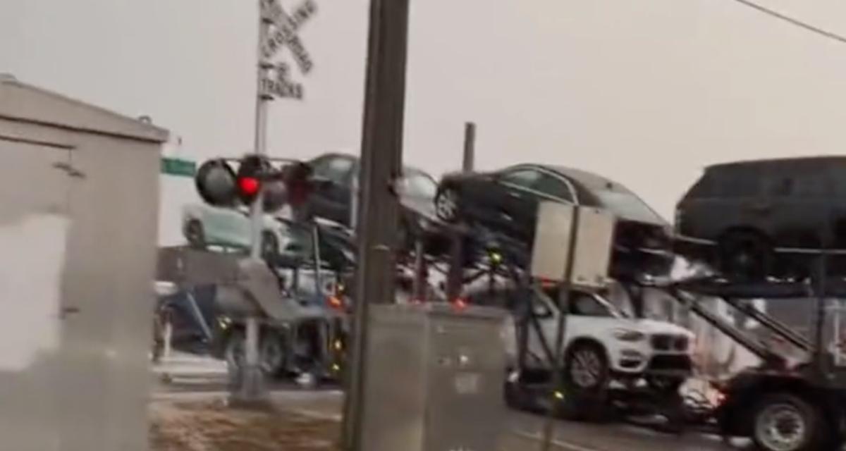 VIDEO - La remorque de ce camion reste sur la voie ferrée, le choc avec le train est impressionnant