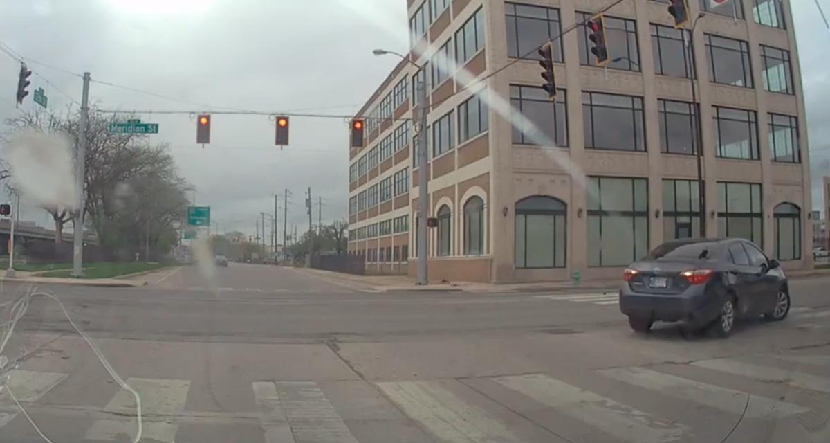 VIDEO - Cette conductrice se trompe de route, elle décide de faire demi-tour au carrefour