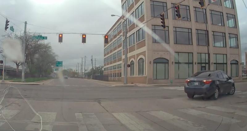  - VIDEO - Cette conductrice se trompe de route, elle décide de faire demi-tour au carrefour