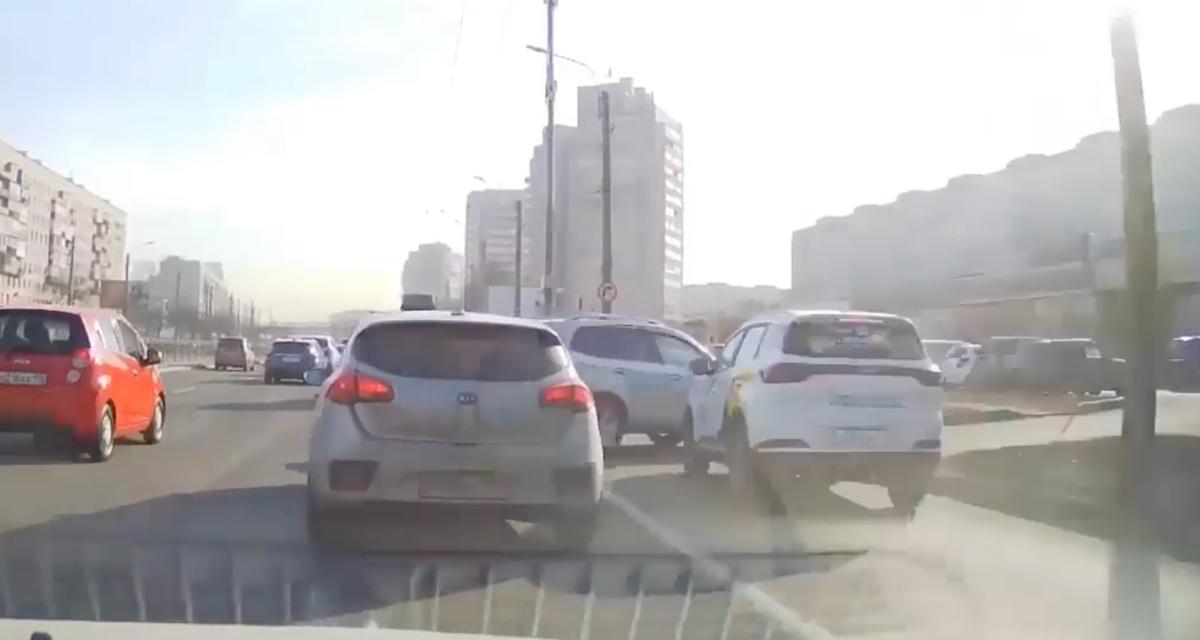 VIDEO - Accident entre un conducteur qui coupe la route et un autre qui roule sur la bande d'arrêt d'urgence, tout le monde est en tort