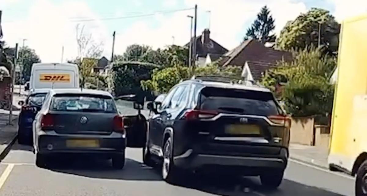 VIDEO - Il ouvre sa portière au moment où un SUV passe, le mauvais timing par excellence