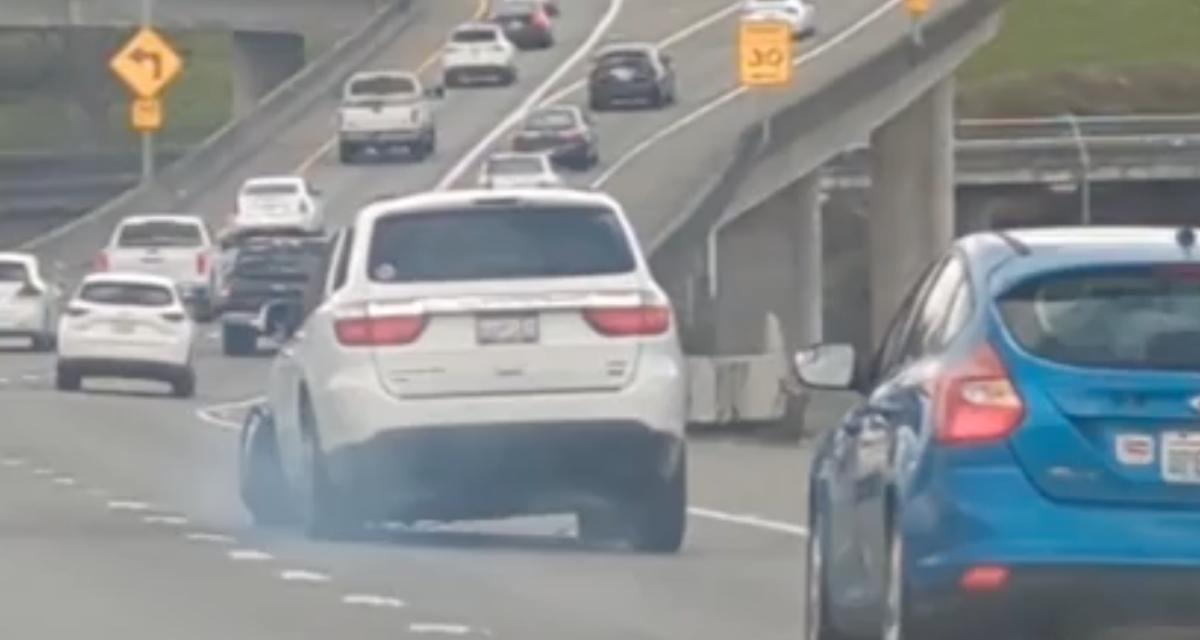 VIDEO - Ce conducteur est en train de perdre son pneu, ça ne l'empêche pas de suivre le rythme sur l'autoroute