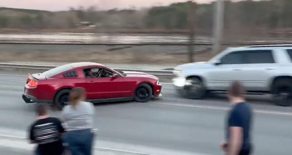 En quittant un rassemblement automobile, cette Mustang tente de frimer, évidemment c'est un échec !