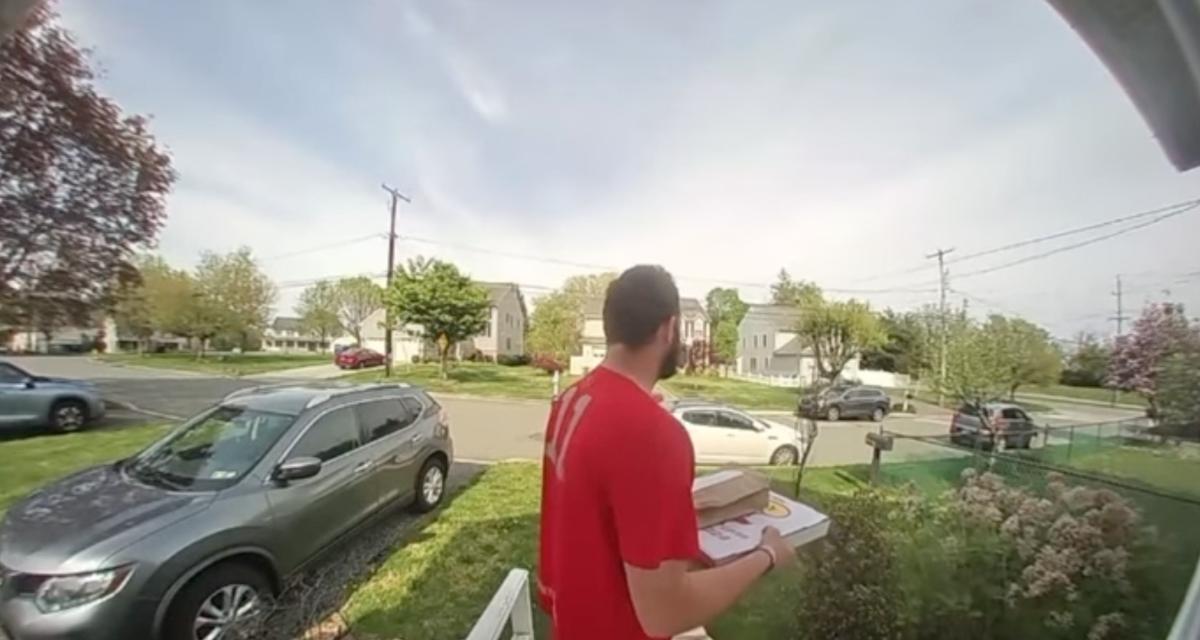 VIDEO - En plein service, ce livreur de pizza met fin à une course-poursuite spectaculaire