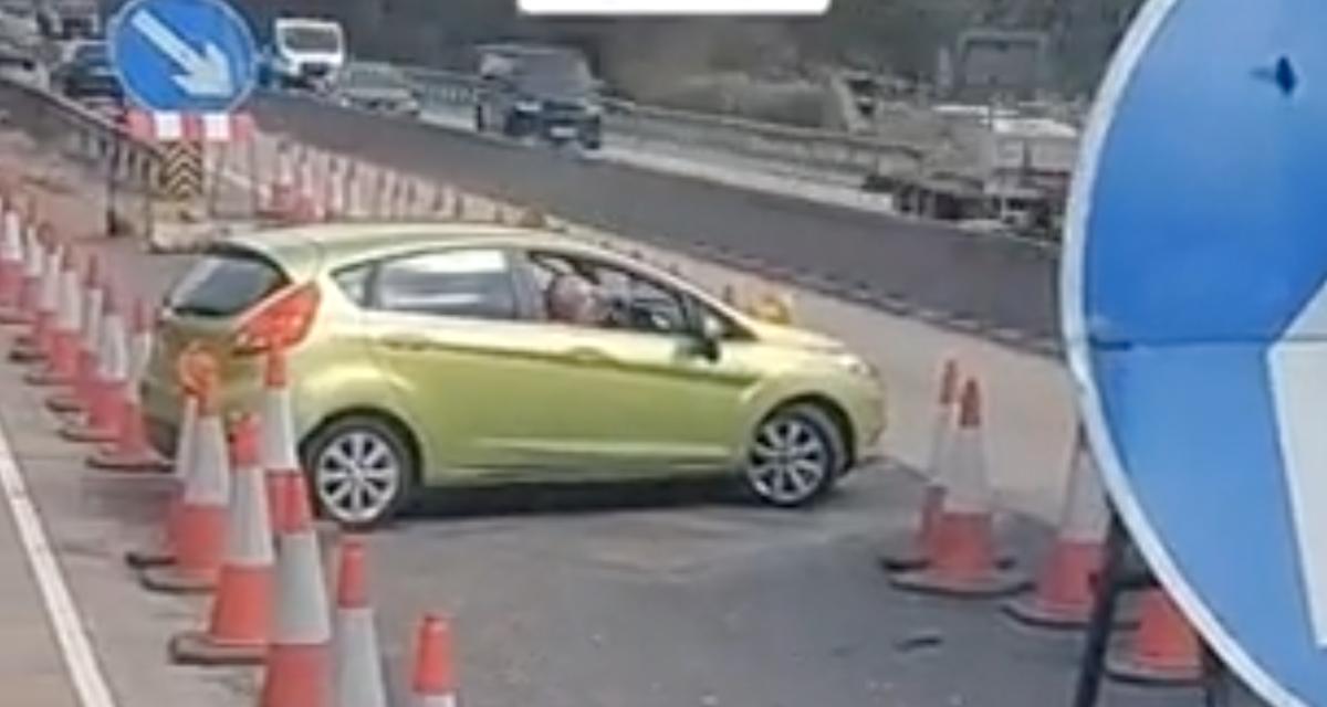 VIDEO - Bloquée dans les embouteillages, elle tente de se frayer un chemin au milieu d'un chantier, mais se fait remettre en place
