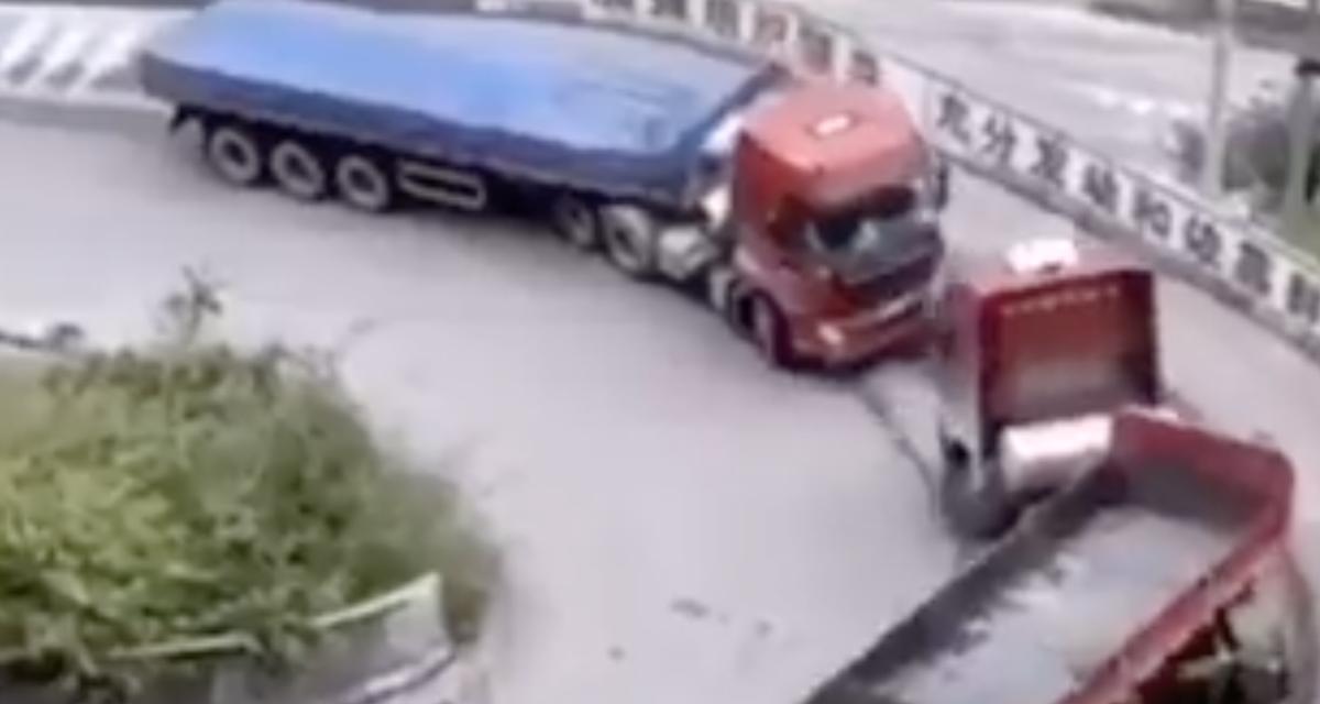VIDEO - Ces deux camions prennent la même trajectoire dans un virage, ça se finit en tête à tête