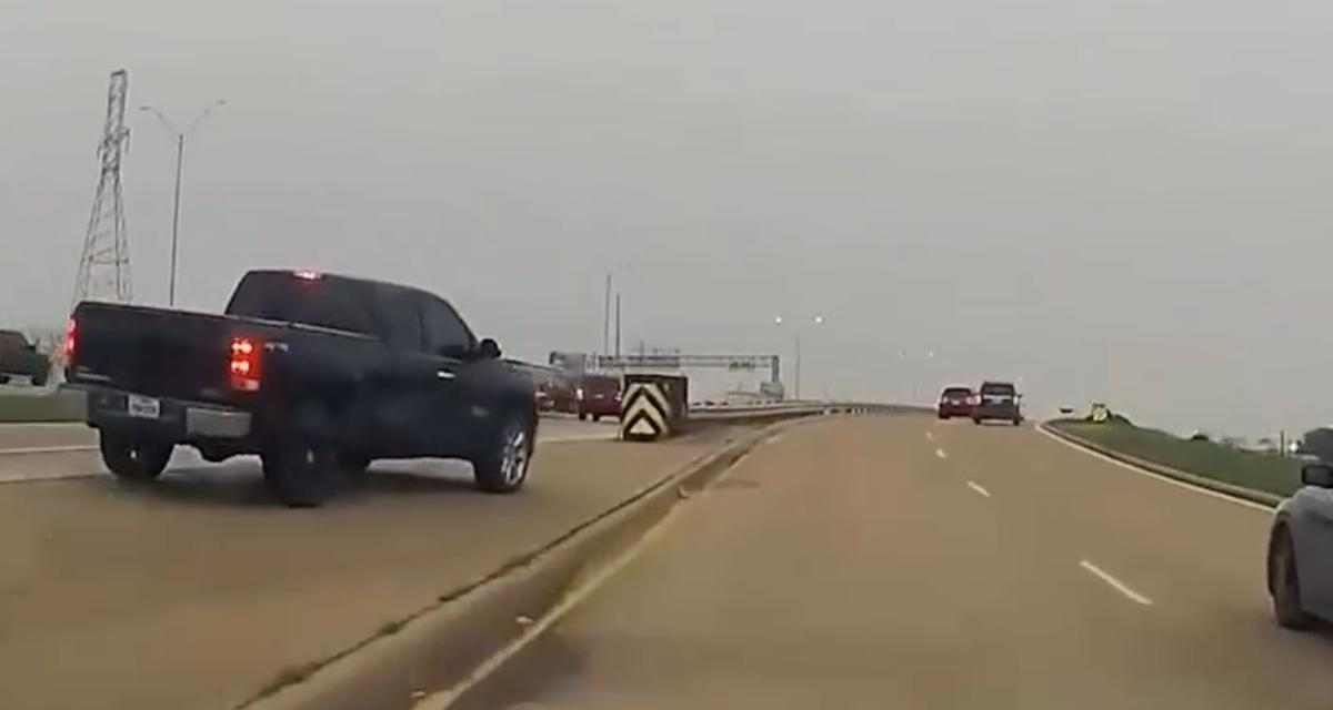 VIDEO - Ce pick-up se trompe de sortie, il revient sur l'autoroute de la pire des manières