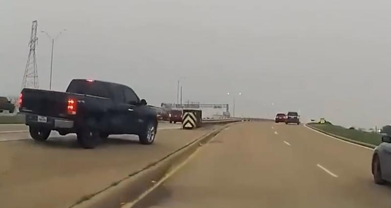  - VIDEO - Ce pick-up se trompe de sortie, il revient sur l’autoroute de la pire des manières