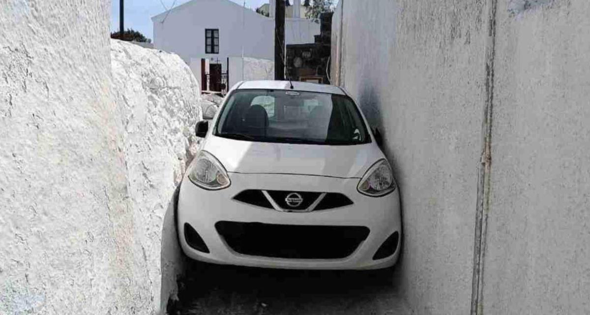 Circuler dans les rues de Santorin n'est pas toujours évident, même avec une Nissan Micra