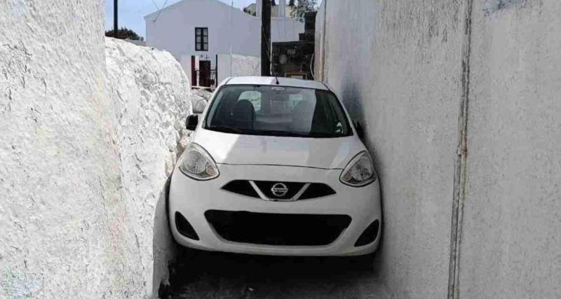  - Circuler dans les rues de Santorin n’est pas toujours évident, même avec une Nissan Micra