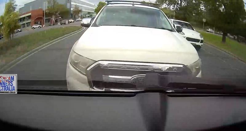  - VIDEO - Ce conducteur est un peu trop énervé, il se fait vite remettre en place