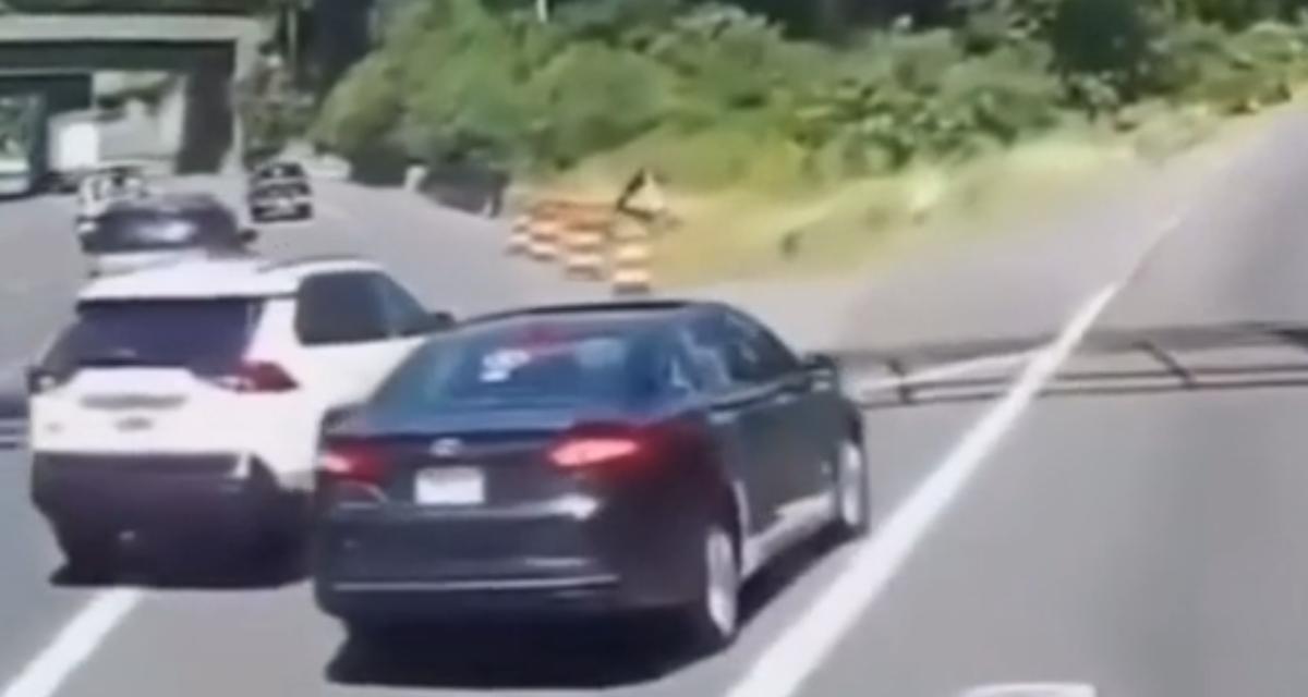 VIDEO - Ces deux automobilistes se sont trompés d'itinéraire, ça a bien failli se solder par un accident bête