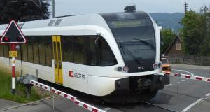 Sa voiture s’apprête à être démolie par un train, mais cette automobiliste garde tout son calme