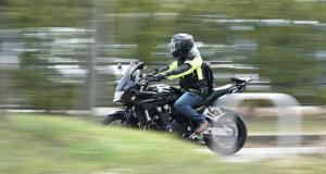 VIDEO - Ce motard voit sa vie défiler quand un chauffard en plein dépassement le frôle !