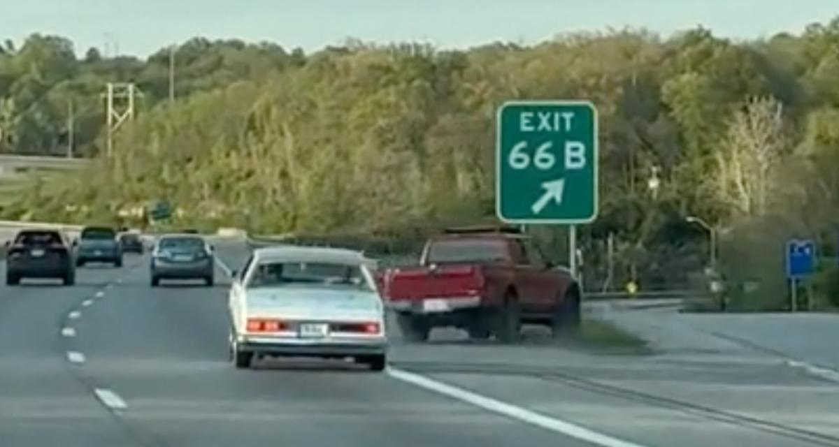 VIDEO - Il attrape sa sortie d'autoroute in extremis, ce n'est pas sans provoquer quelques dégâts