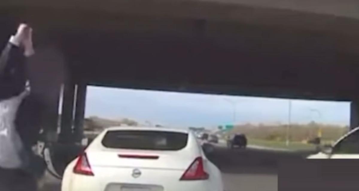 VIDEO - Règlement de compte sur l'autoroute, ça se termine à coups de club de golf sur le capot