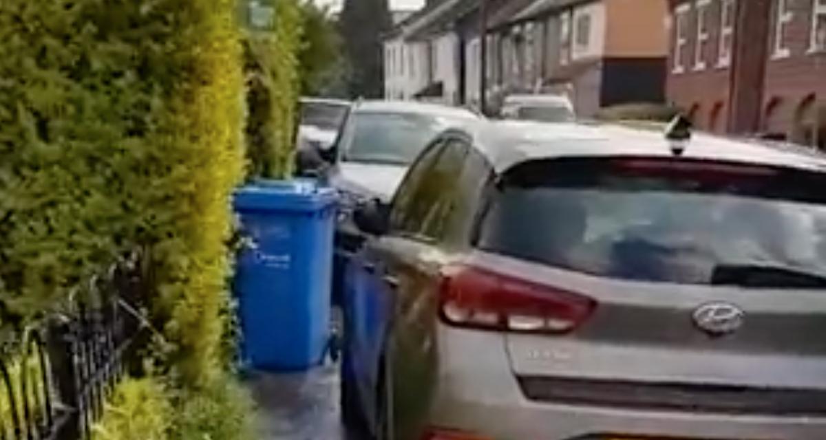 Les voitures envahissent le trottoir, un piéton publie une vidéo sur Twitter qui cartonne