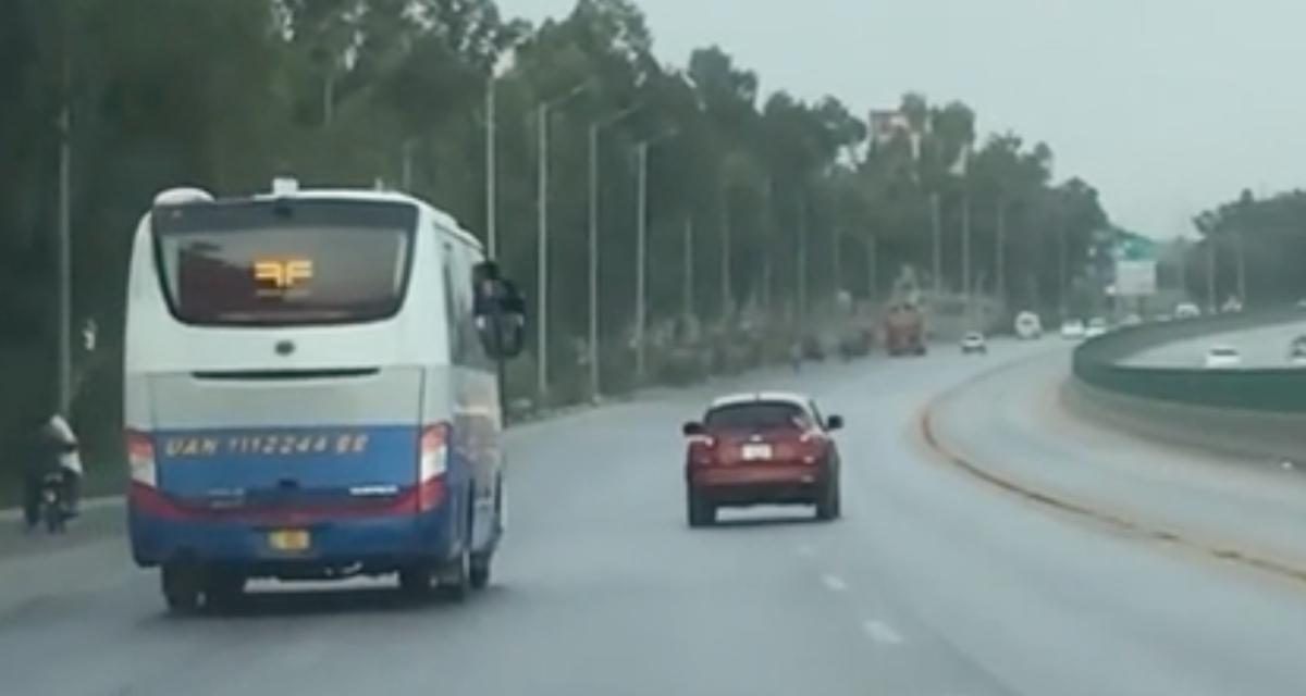 VIDEO - Ce conducteur fait le malin devant un bus, un jeu dangereux