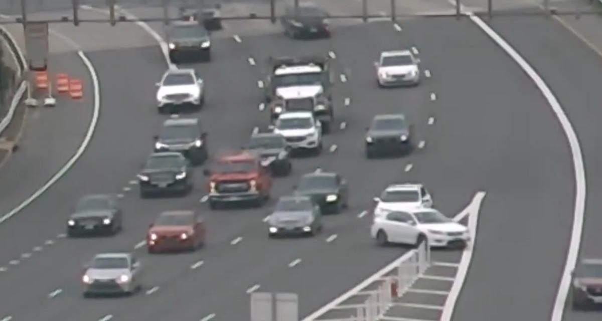 VIDEO - Cette voiture s'arrête au milieu de l'autoroute, juste pour récupérer sa sortie