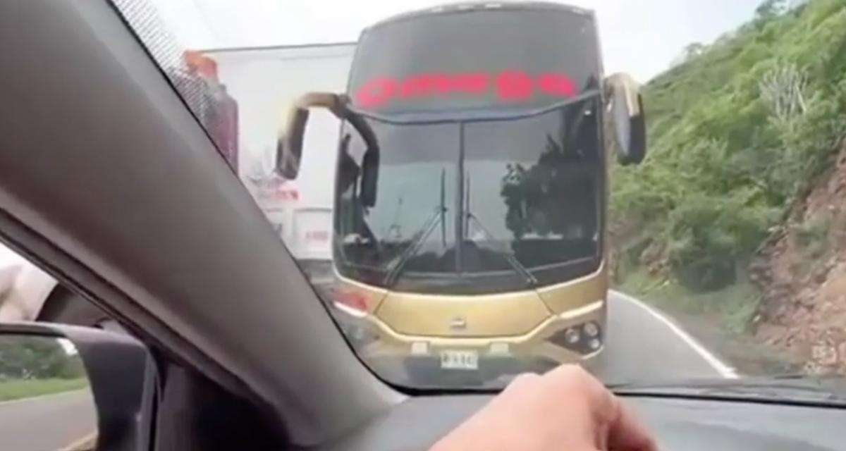 VIDEO - Ce bus double alors qu'il ne peut pas, son conducteur est de mauvaise foi