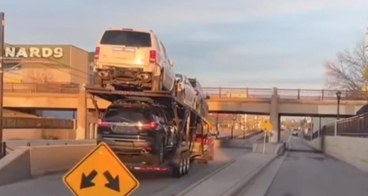 Ce camion passe sous un pont, ces voitures neuves ne pourront pas toutes être livrées