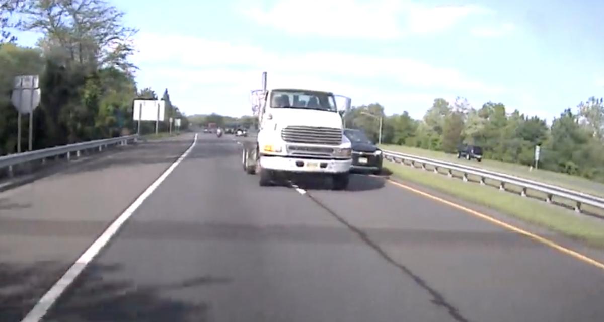 VIDEO - Ce camion veut doubler, il n'hésite pas à tasser la voiture dans son angle mort