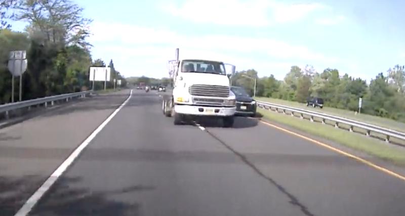  - VIDEO - Ce camion veut doubler, il n'hésite pas à tasser la voiture dans son angle mort
