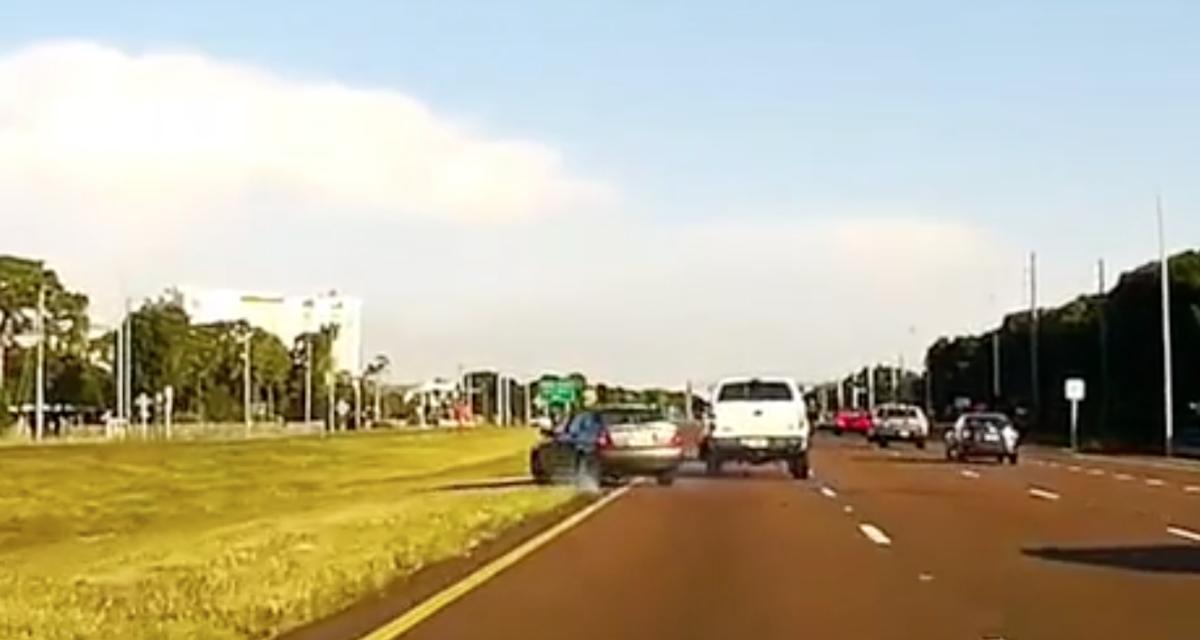Cette voiture squatte la voie de gauche sur l'autoroute, le pick-up lui fait comprendre qu'elle n'a pas le droit