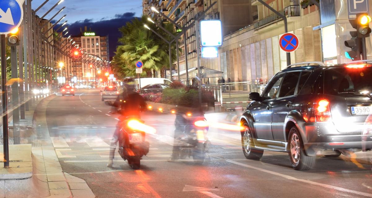 VIDEO - La moto s'emplâtre dans une voiture à l'arrêt, le motard fait comme si de rien n'était