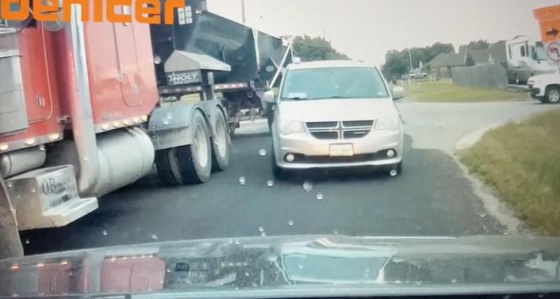 Ce conducteur veut forcer le passage, sa voiture finit dans le camion qu'il voulait doubler