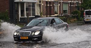 VIDEO - Il tente de traverser une rue inondée, les eaux emportent sa voiture