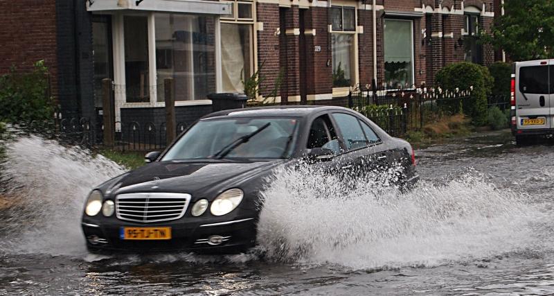 - VIDEO - Il tente de traverser une rue inondée, les eaux emportent sa voiture