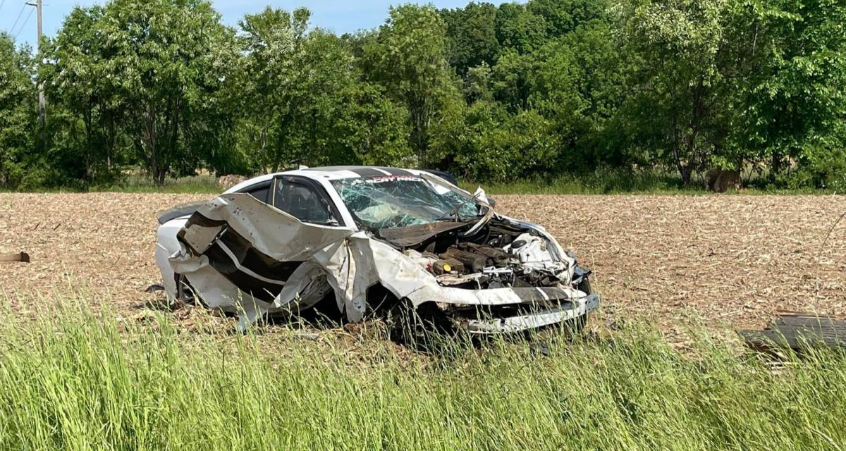 Le voleur de cette Dodge Charger se crashe à plus de 260 km/h, il survit miraculeusement et se fait arrêter