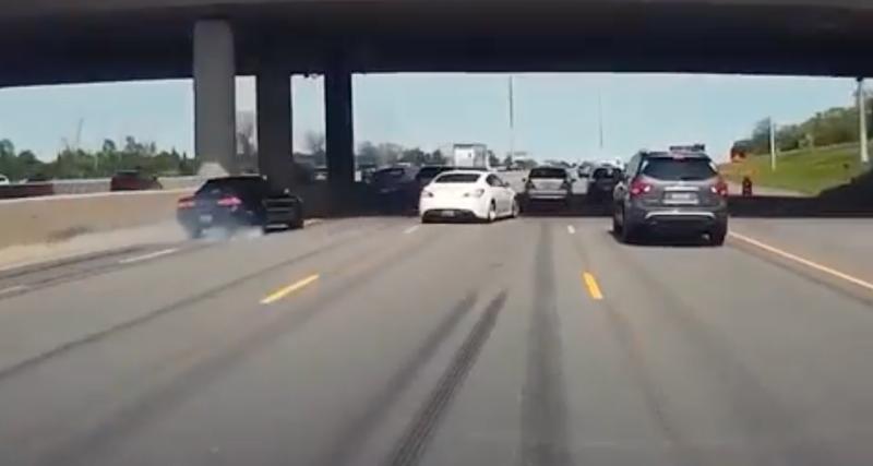 VIDEO - Il évite de peu un gros accident sur l'autoroute, coup de chance ou talent pur ?