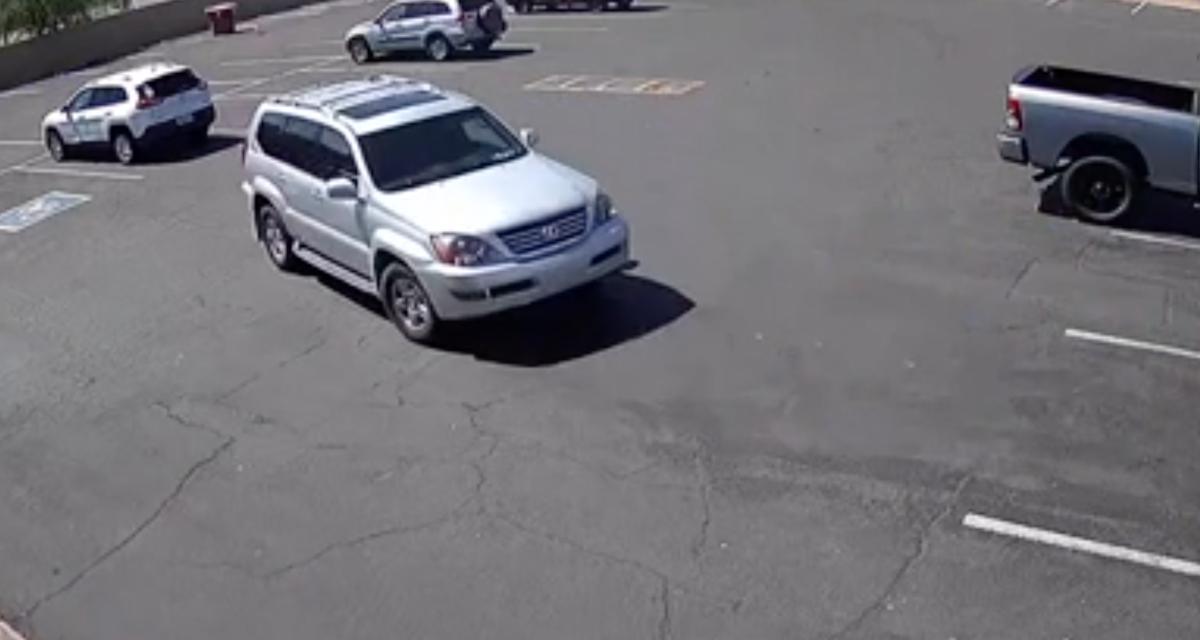 Ce conducteur loupe sa marche arrière, il avait pourtant de la place sur ce parking