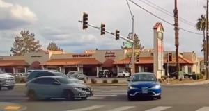 VIDEO - Cette voiture est mal placée au feu rouge, logique que ça se termine en accrochage
