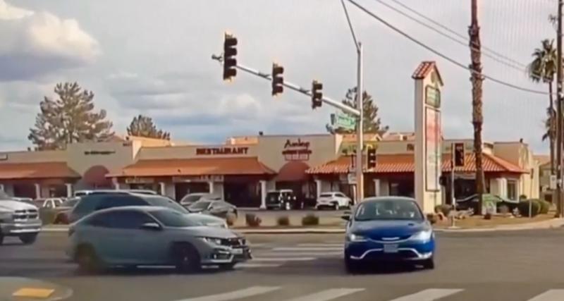  - VIDEO - Cette voiture est mal placée au feu rouge, logique que ça se termine en accrochage